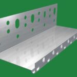 A homlokzati hőszigetelő rendszerek (ETICS) esetében a pontos kivitelezés alapja mindig az indulási pont helyes meghatározása. Az EKO Alu lábazati indító profil adja meg ezt az alsó síkot, amelyre a szigetelőlapok biztonságosan felfeküdhetnek. A precíz illesztés nem csupán esztétikai kérdés – ez garantálja, hogy ne keletkezzenek hőhidak vagy hézagok, amelyek rontanák a rendszer hatékonyságát.