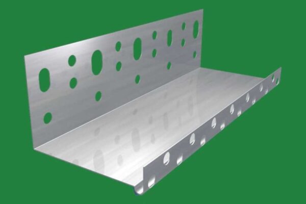 A homlokzati hőszigetelő rendszerek (ETICS) esetében a pontos kivitelezés alapja mindig az indulási pont helyes meghatározása. Az EKO Alu lábazati indító profil adja meg ezt az alsó síkot, amelyre a szigetelőlapok biztonságosan felfeküdhetnek. A precíz illesztés nem csupán esztétikai kérdés – ez garantálja, hogy ne keletkezzenek hőhidak vagy hézagok, amelyek rontanák a rendszer hatékonyságát.