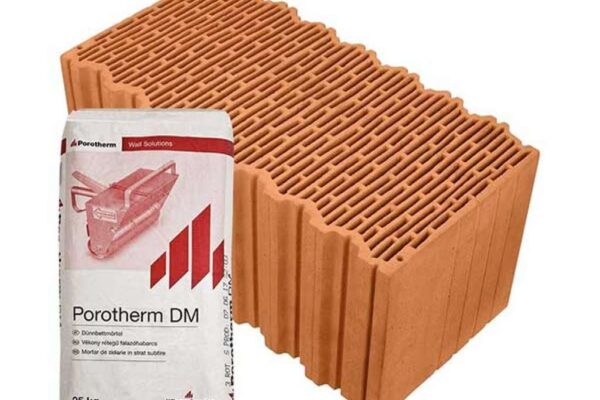 A Porotherm Rapid + V.F.H. 50 X-therm tégla legfontosabb tulajdonsága az egyedülálló hőszigetelő képessége. Az A++ energetikai besorolás garantálja, hogy az ebből készült falak télen melegen, nyáron pedig kellemesen hűvösen tartják otthonunkat. A 50 cm vastag egyrétegű falszerkezet kiváló alternatívát kínál azok számára, akik szeretnének elkerülni a többrétegű falazatok bonyolultságát és költségeit.