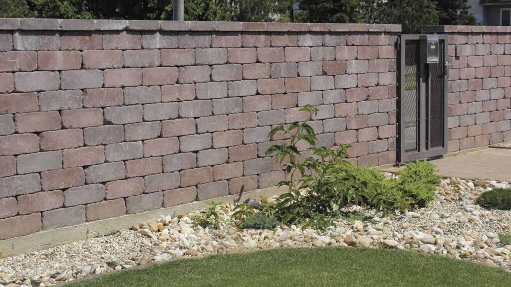 A Semmelrock Castello kerítésrendszer azoknak készült, akik a természetes, időtálló és karakteres megjelenést keresik. Antikolt felülete, szabálytalanul töredezett élei és meleg, melírozott árnyalatai patinás hangulatot teremtenek, miközben masszív szerkezete a mindennapi kültéri használat igényeihez igazodik.