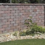 A Semmelrock Castello kerítésrendszer azoknak készült, akik a természetes, időtálló és karakteres megjelenést keresik. Antikolt felülete, szabálytalanul töredezett élei és meleg, melírozott árnyalatai patinás hangulatot teremtenek, miközben masszív szerkezete a mindennapi kültéri használat igényeihez igazodik.