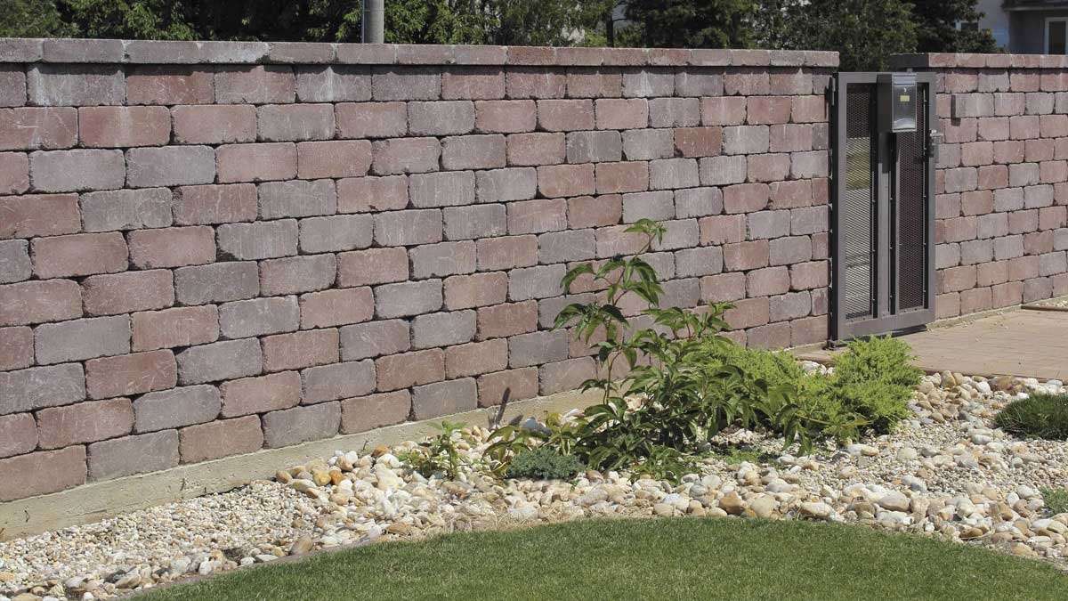 A Semmelrock Castello kerítésrendszer azoknak készült, akik a természetes, időtálló és karakteres megjelenést keresik. Antikolt felülete, szabálytalanul töredezett élei és meleg, melírozott árnyalatai patinás hangulatot teremtenek, miközben masszív szerkezete a mindennapi kültéri használat igényeihez igazodik.